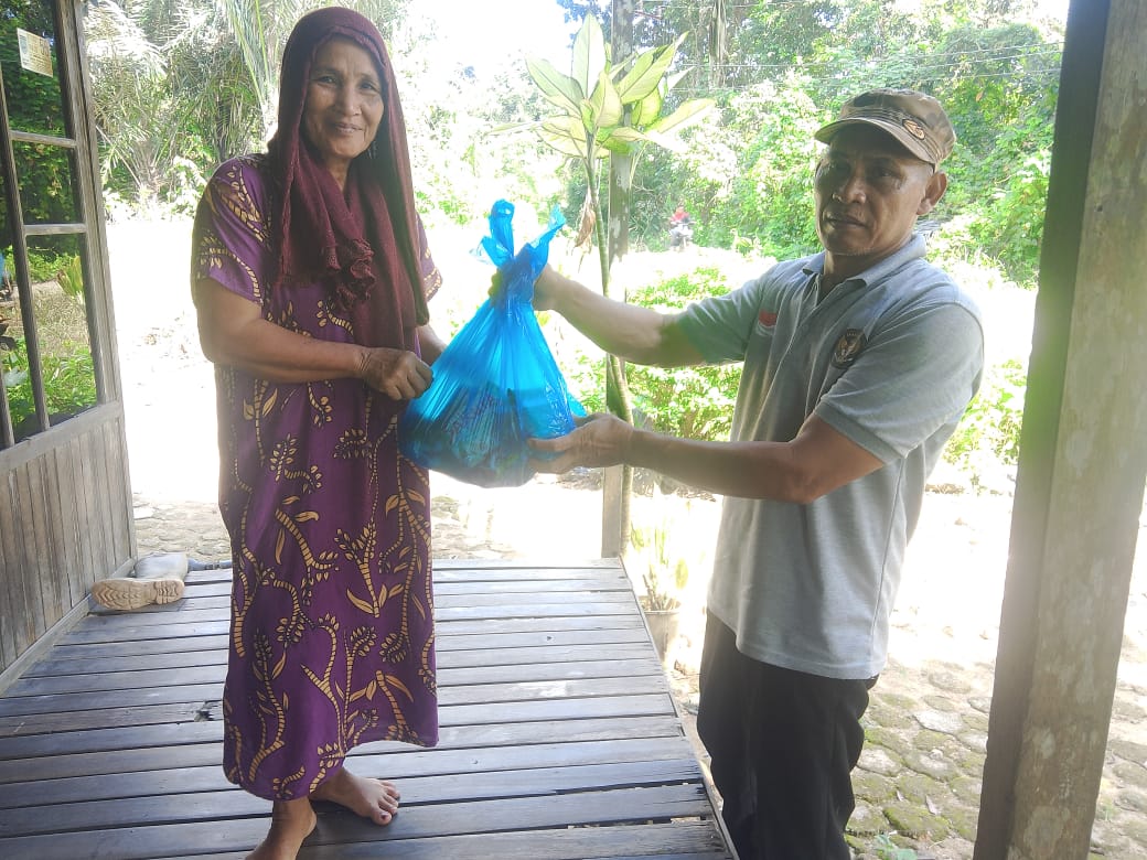 Bantu Warga Lanjut Usia, Pemerintah Desa Tanah Abang Distribusikan Paket Sembako